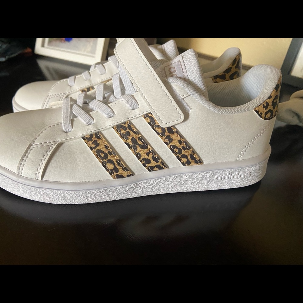 Girls size 3 Addidas never worn